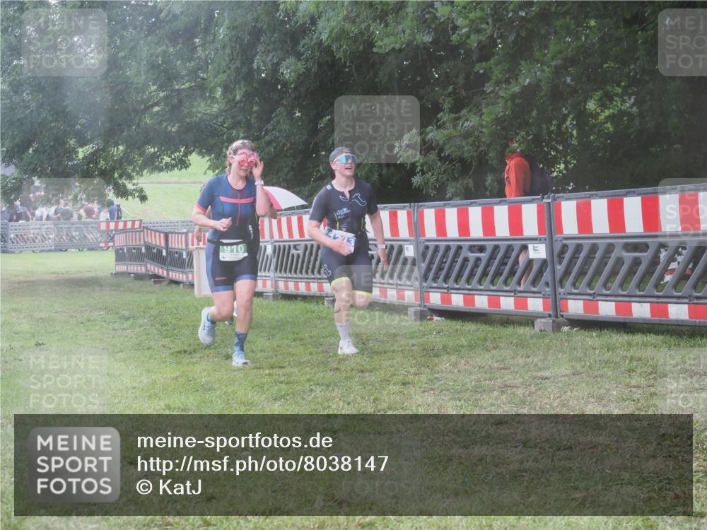 21.06.2025 - 27. Vierlanden-Triathlon KatJ http://msf.ph/oto/8038147 15.06.2025 14:20:14 Ziel 910, 1209, 1213 meine-sportfotos.de