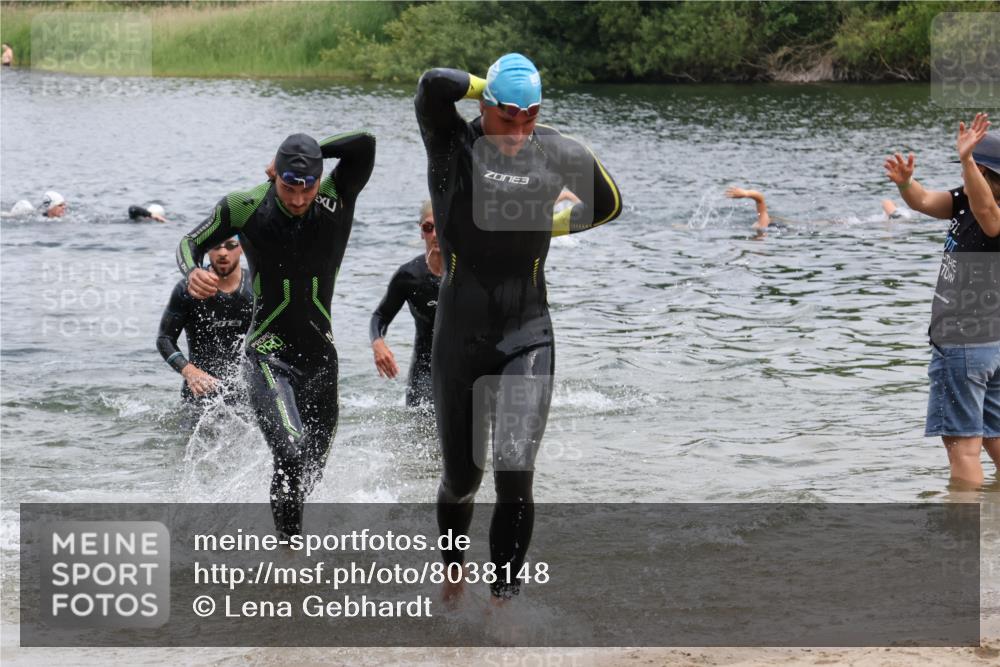 21.06.2025 - 27. Vierlanden-Triathlon Lena Gebhardt http://msf.ph/oto/8038148 15.06.2025 12:10:15 Schwimmen 1039, 1040, 1041, 1042, 1043 meine-sportfotos.de
