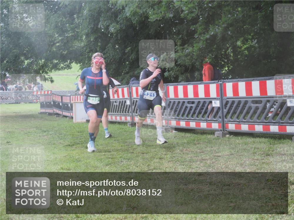 21.06.2025 - 27. Vierlanden-Triathlon KatJ http://msf.ph/oto/8038152 15.06.2025 14:20:14 Ziel 910, 1209, 1213 meine-sportfotos.de