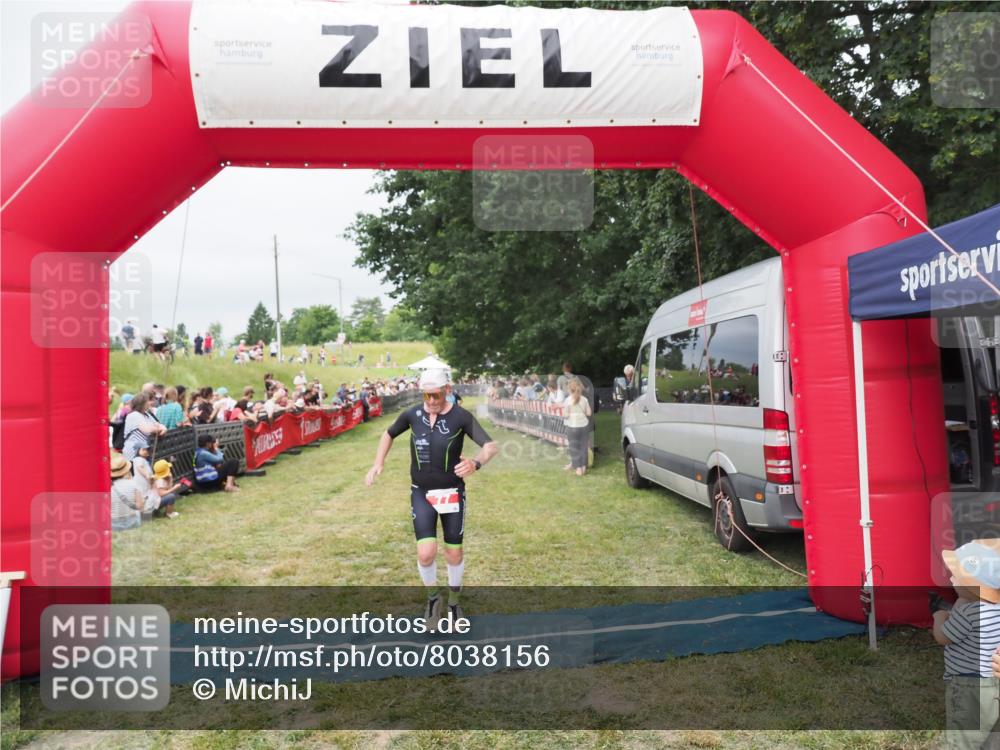 21.06.2025 - 27. Vierlanden-Triathlon MichiJ http://msf.ph/oto/8038156 15.06.2026 13:15:40 Ziel 77 meine-sportfotos.de