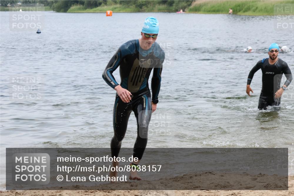 21.06.2025 - 27. Vierlanden-Triathlon Lena Gebhardt http://msf.ph/oto/8038157 15.06.2025 12:10:17 Schwimmen 1039, 1040, 1041, 1042, 1043 meine-sportfotos.de