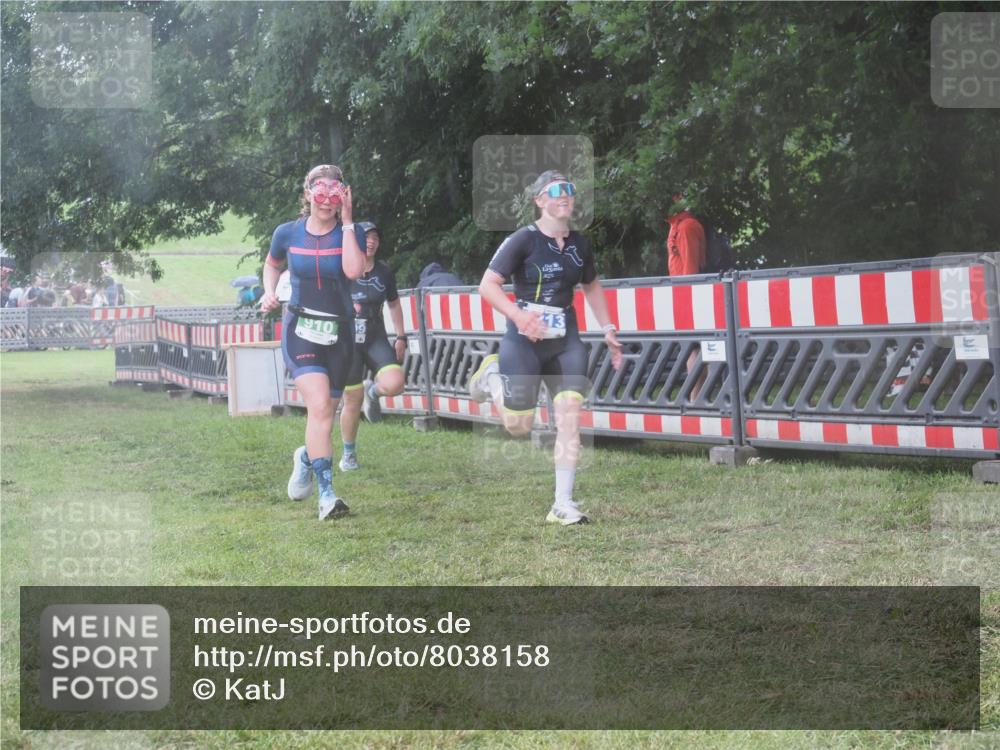 21.06.2025 - 27. Vierlanden-Triathlon KatJ http://msf.ph/oto/8038158 15.06.2025 14:20:15 Ziel 910, 1209, 1213 meine-sportfotos.de