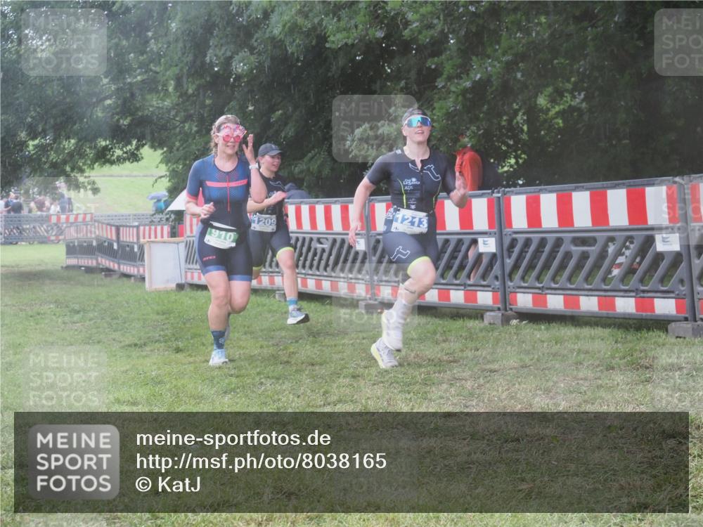 21.06.2025 - 27. Vierlanden-Triathlon KatJ http://msf.ph/oto/8038165 15.06.2025 14:20:15 Ziel 910, 1209, 1213 meine-sportfotos.de