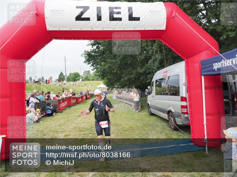 21.06.2025 - 27. Vierlanden-Triathlon MichiJ http://msf.ph/oto/8038166 15.06.2026 13:15:41 Ziel 77 meine-sportfotos.de