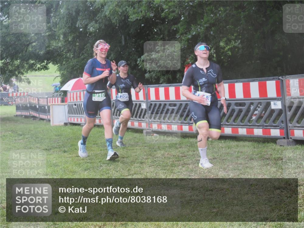 21.06.2025 - 27. Vierlanden-Triathlon KatJ http://msf.ph/oto/8038168 15.06.2025 14:20:15 Ziel 910, 1209, 1213 meine-sportfotos.de