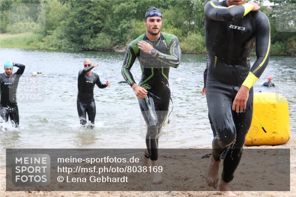 21.06.2025 - 27. Vierlanden-Triathlon Lena Gebhardt http://msf.ph/oto/8038169 15.06.2025 12:10:18 Schwimmen 1039, 1040, 1041, 1042, 1043 meine-sportfotos.de