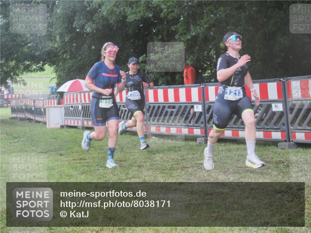 21.06.2025 - 27. Vierlanden-Triathlon KatJ http://msf.ph/oto/8038171 15.06.2025 14:20:15 Ziel 910, 1209, 1213 meine-sportfotos.de