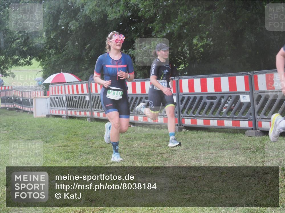 21.06.2025 - 27. Vierlanden-Triathlon KatJ http://msf.ph/oto/8038184 15.06.2025 14:20:15 Ziel 910, 1209, 1213 meine-sportfotos.de