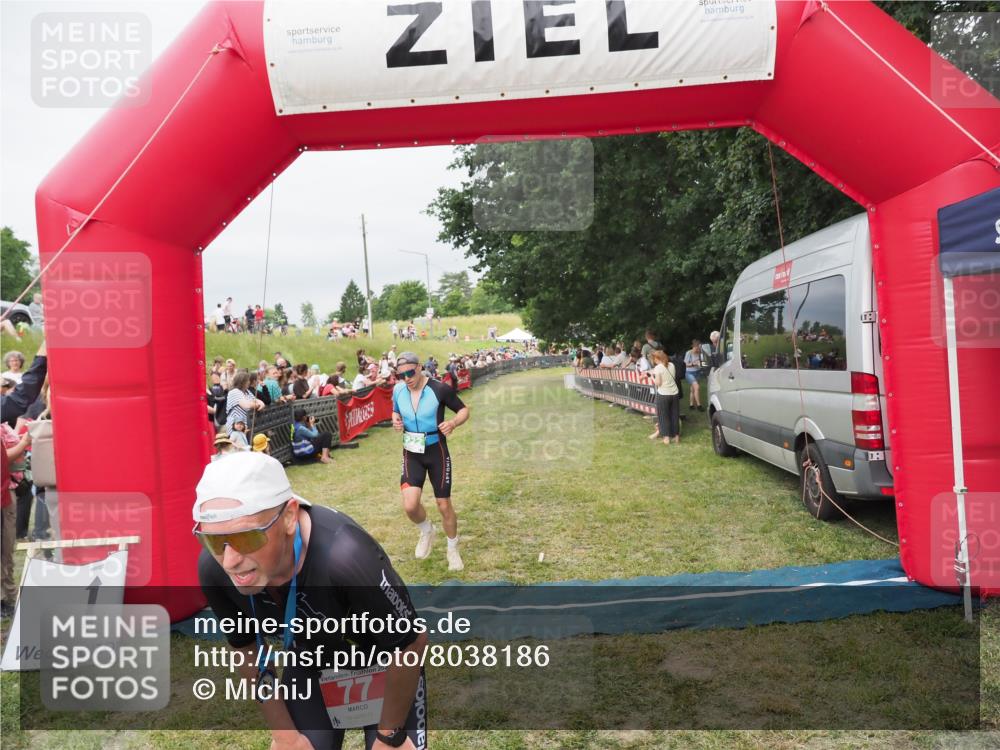 21.06.2025 - 27. Vierlanden-Triathlon MichiJ http://msf.ph/oto/8038186 15.06.2026 13:15:46 Ziel 77, 722 meine-sportfotos.de