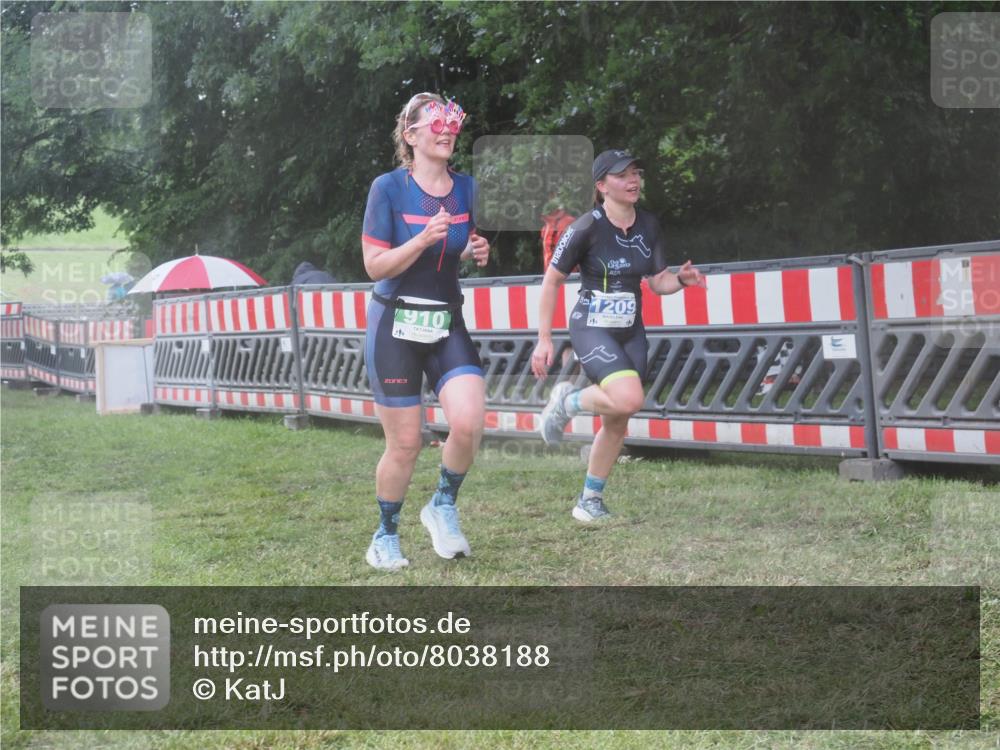 21.06.2025 - 27. Vierlanden-Triathlon KatJ http://msf.ph/oto/8038188 15.06.2025 14:20:15 Ziel 910, 1209, 1213 meine-sportfotos.de