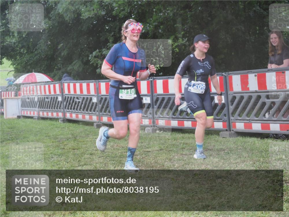 21.06.2025 - 27. Vierlanden-Triathlon KatJ http://msf.ph/oto/8038195 15.06.2025 14:20:16 Ziel 910, 1209, 1213 meine-sportfotos.de