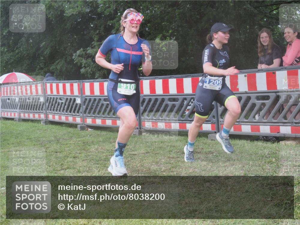 21.06.2025 - 27. Vierlanden-Triathlon KatJ http://msf.ph/oto/8038200 15.06.2025 14:20:16 Ziel 910, 1209, 1213 meine-sportfotos.de