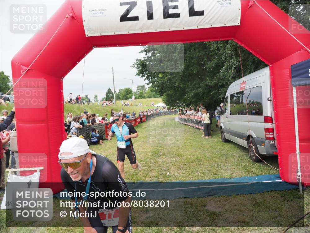 21.06.2025 - 27. Vierlanden-Triathlon MichiJ http://msf.ph/oto/8038201 15.06.2026 13:15:46 Ziel 77, 722 meine-sportfotos.de