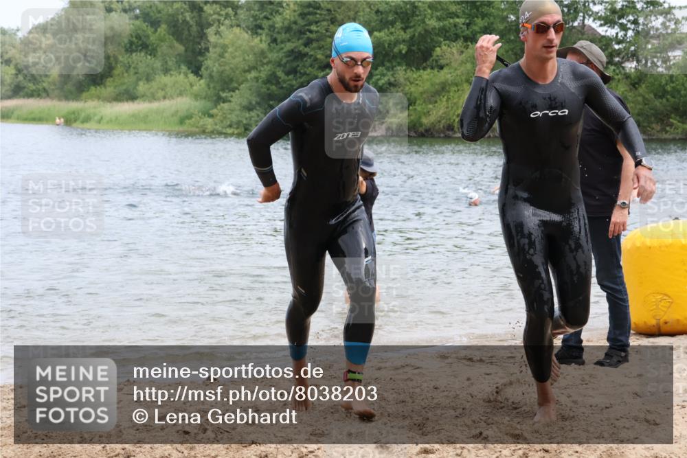 21.06.2025 - 27. Vierlanden-Triathlon Lena Gebhardt http://msf.ph/oto/8038203 15.06.2025 12:10:22 Schwimmen 1039, 1040, 1041, 1042, 1043 meine-sportfotos.de