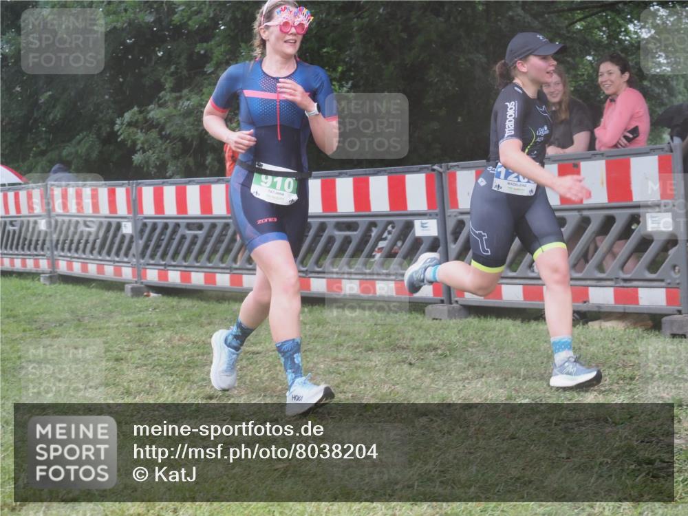 21.06.2025 - 27. Vierlanden-Triathlon KatJ http://msf.ph/oto/8038204 15.06.2025 14:20:16 Ziel 910, 1209, 1213 meine-sportfotos.de