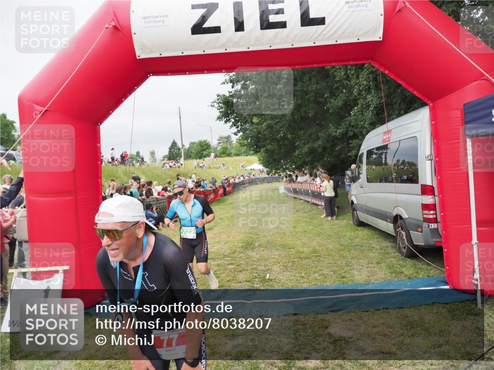 21.06.2025 - 27. Vierlanden-Triathlon MichiJ http://msf.ph/oto/8038207 15.06.2026 13:15:47 Ziel 77, 722 meine-sportfotos.de