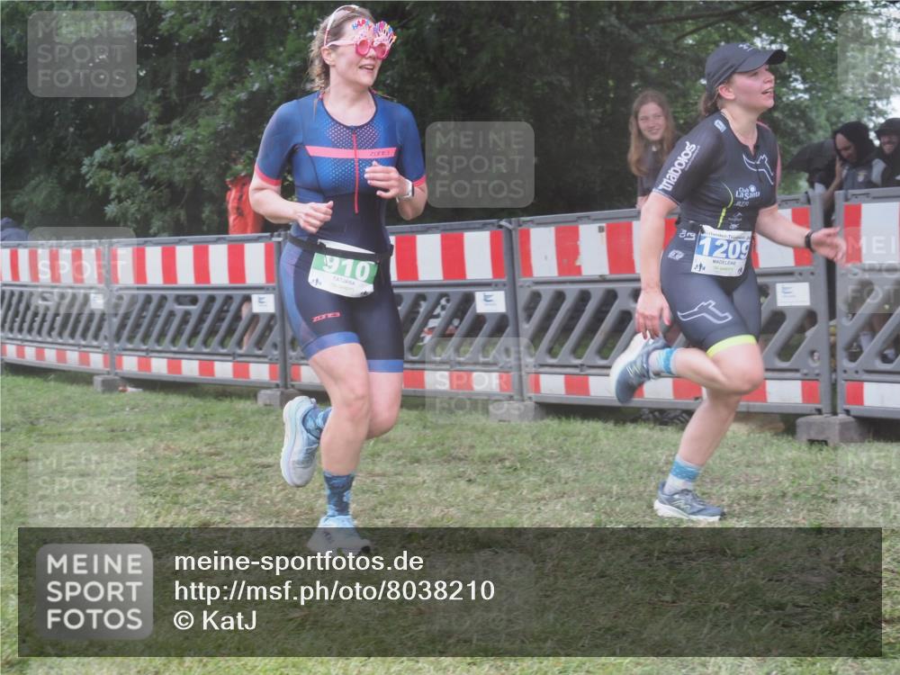 21.06.2025 - 27. Vierlanden-Triathlon KatJ http://msf.ph/oto/8038210 15.06.2025 14:20:16 Ziel 910, 1209, 1213 meine-sportfotos.de