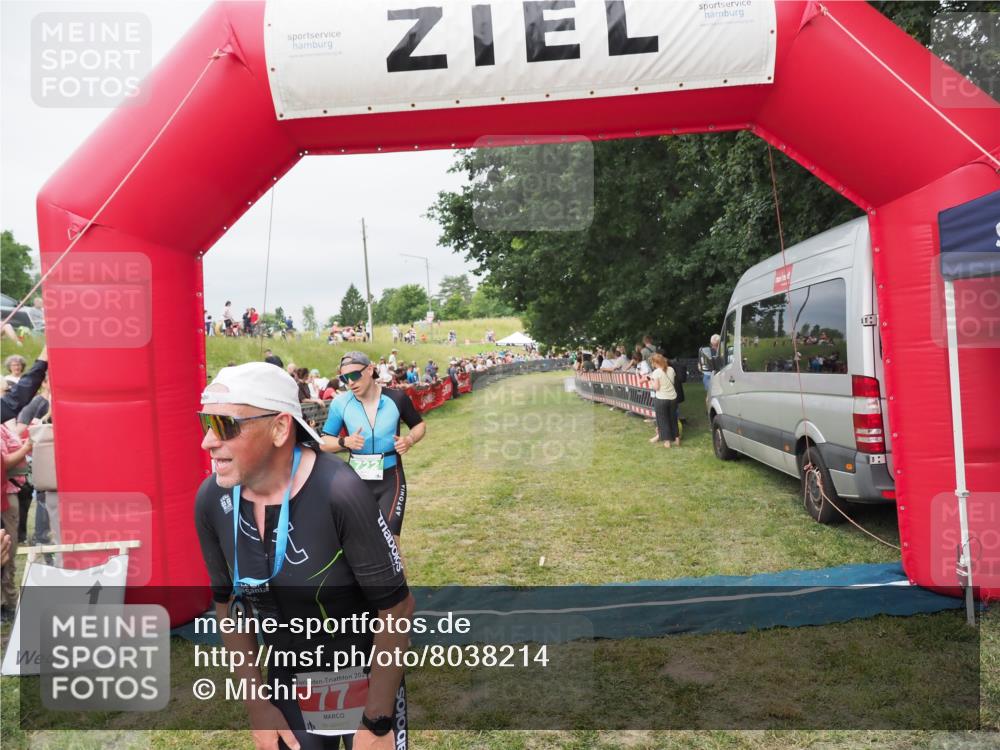 21.06.2025 - 27. Vierlanden-Triathlon MichiJ http://msf.ph/oto/8038214 15.06.2026 13:15:47 Ziel 77, 722 meine-sportfotos.de