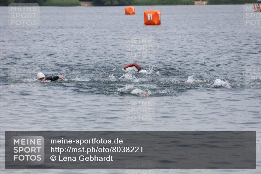 21.06.2025 - 27. Vierlanden-Triathlon Lena Gebhardt http://msf.ph/oto/8038221 15.06.2025 12:10:33 Schwimmen 1041, 1042 meine-sportfotos.de