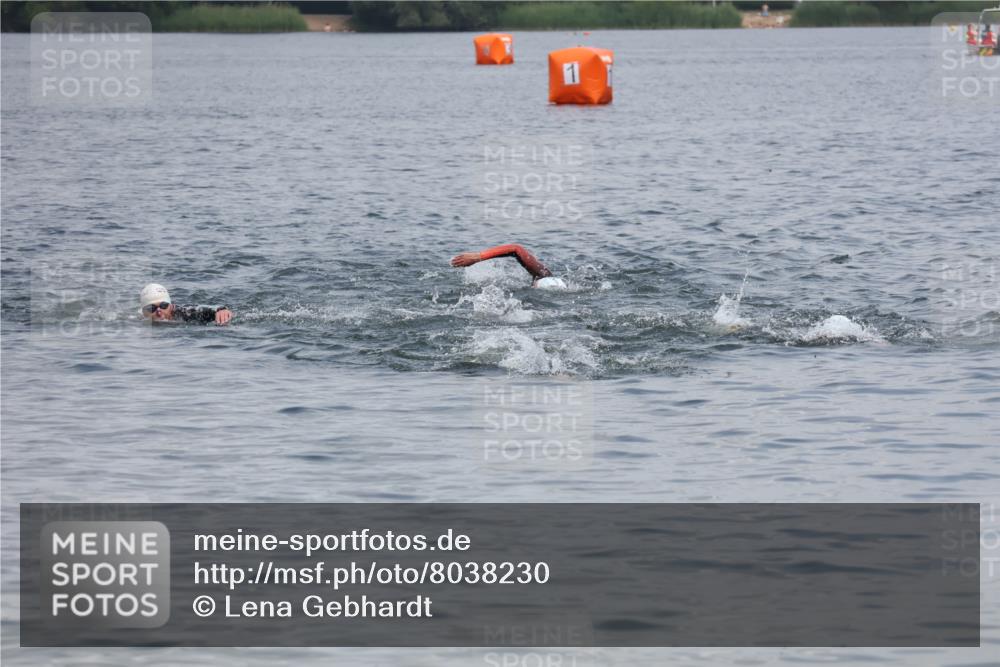 21.06.2025 - 27. Vierlanden-Triathlon Lena Gebhardt http://msf.ph/oto/8038230 15.06.2025 12:10:33 Schwimmen 1041, 1042 meine-sportfotos.de