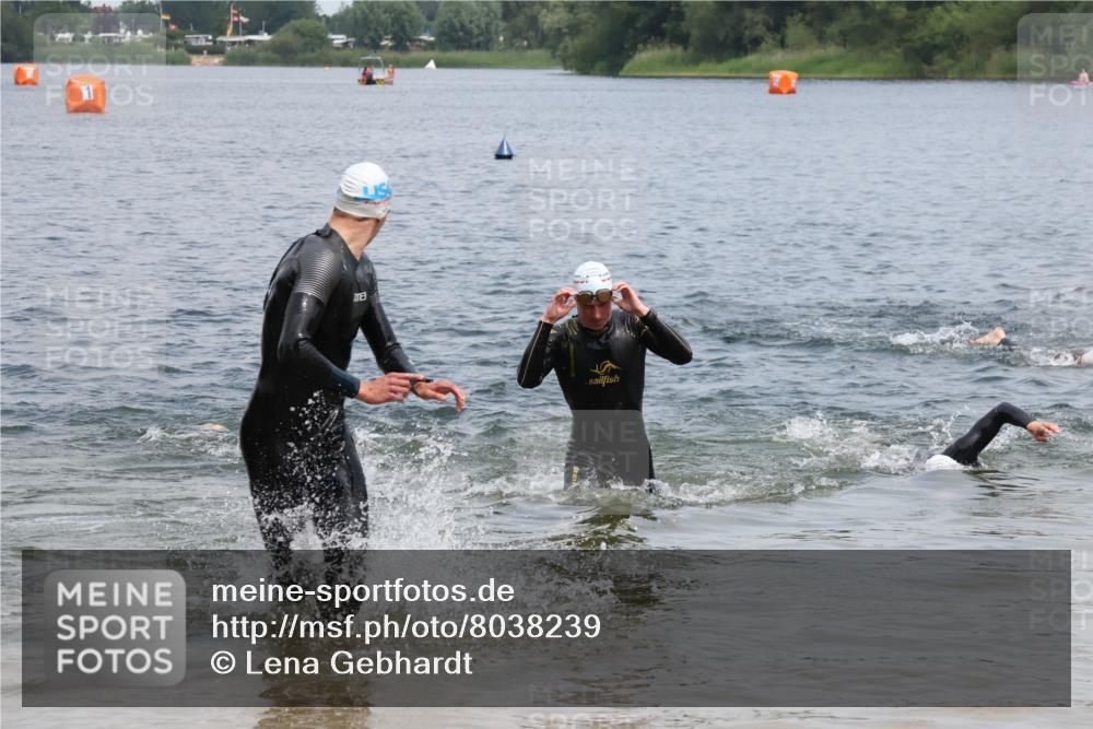21.06.2025 - 27. Vierlanden-Triathlon Lena Gebhardt http://msf.ph/oto/8038239 15.06.2025 12:10:51 Schwimmen 1044, 1045, 1047, 1048 meine-sportfotos.de