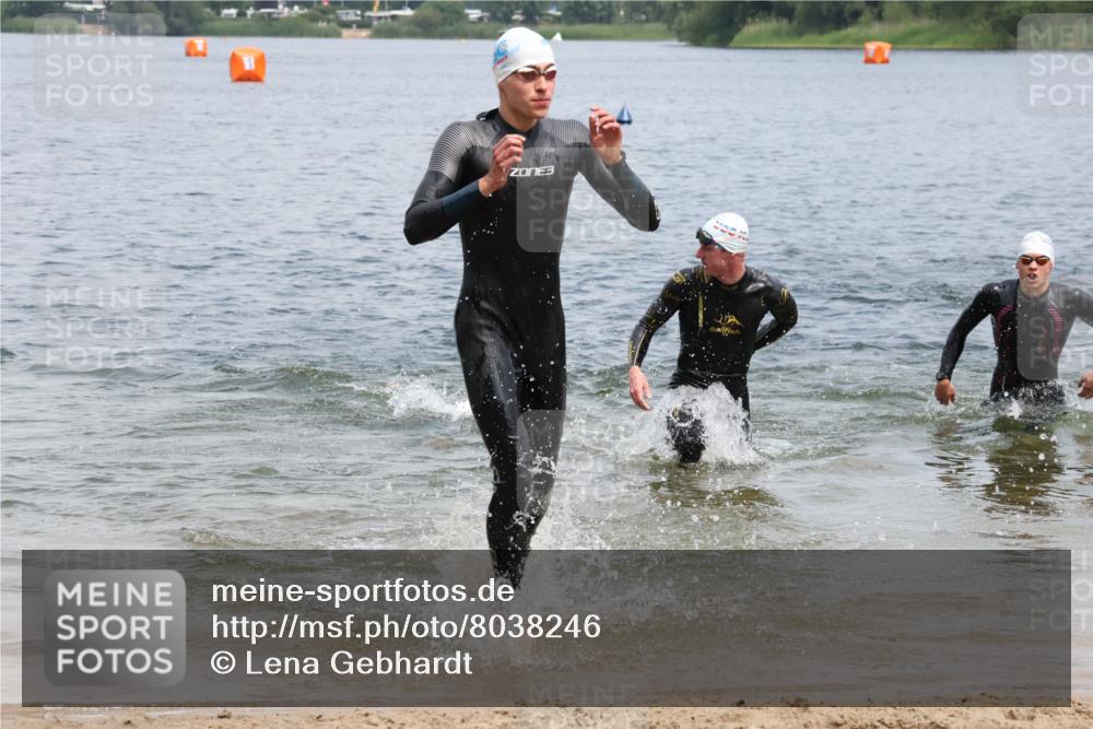 21.06.2025 - 27. Vierlanden-Triathlon Lena Gebhardt http://msf.ph/oto/8038246 15.06.2025 12:10:53 Schwimmen 1044, 1045, 1047, 1048 meine-sportfotos.de