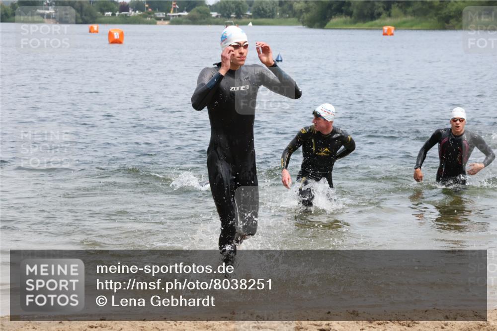21.06.2025 - 27. Vierlanden-Triathlon Lena Gebhardt http://msf.ph/oto/8038251 15.06.2025 12:10:53 Schwimmen 1044, 1045, 1047, 1048 meine-sportfotos.de