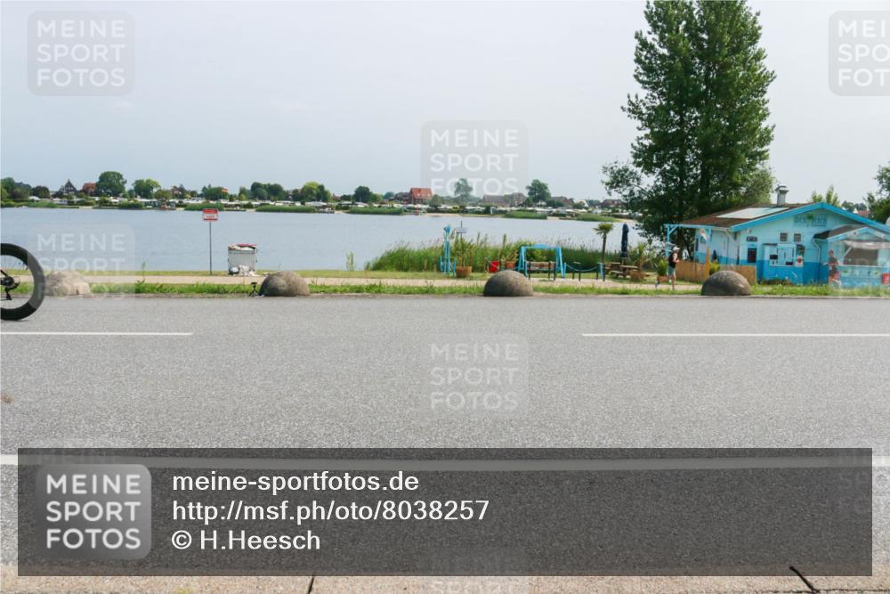 21.06.2025 - 27. Vierlanden-Triathlon H.Heesch http://msf.ph/oto/8038257 15.06.2025 11:48:42 Radfahren 817, 853 meine-sportfotos.de