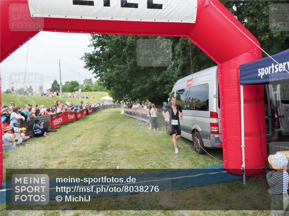 21.06.2025 - 27. Vierlanden-Triathlon MichiJ http://msf.ph/oto/8038276 15.06.2026 13:16:01 Ziel 793 meine-sportfotos.de