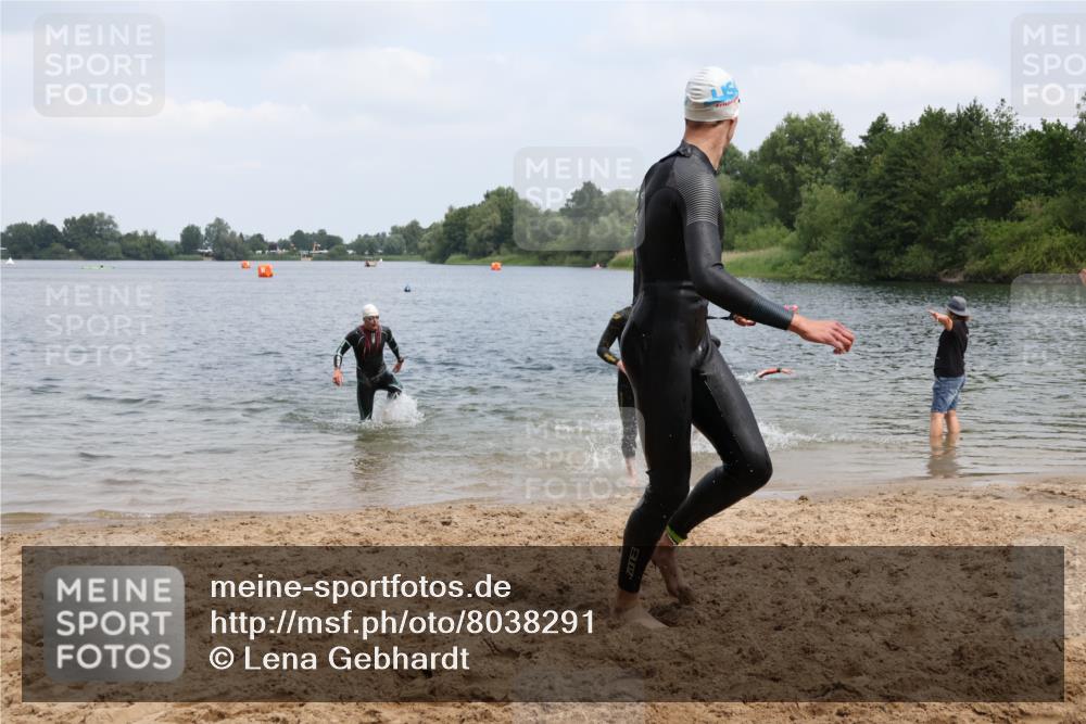 21.06.2025 - 27. Vierlanden-Triathlon Lena Gebhardt http://msf.ph/oto/8038291 15.06.2025 12:10:56 Schwimmen 1044, 1045, 1046, 1047, 1048 meine-sportfotos.de