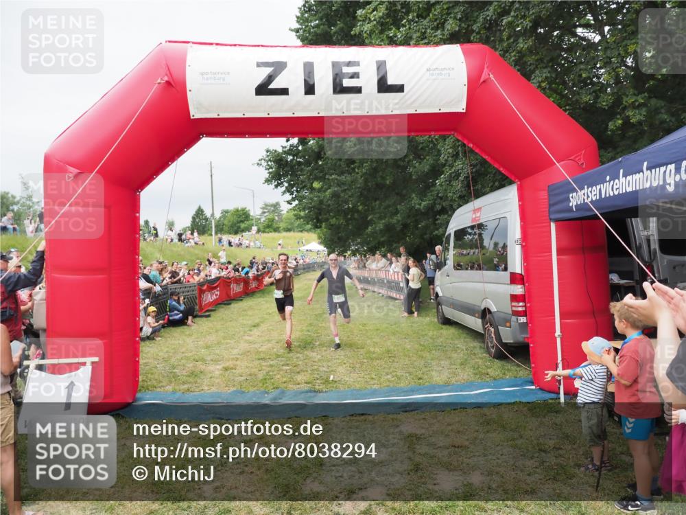 21.06.2025 - 27. Vierlanden-Triathlon MichiJ http://msf.ph/oto/8038294 15.06.2026 13:16:23 Ziel 696, 708 meine-sportfotos.de