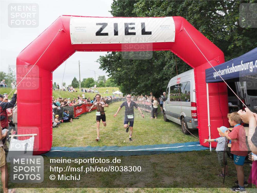 21.06.2025 - 27. Vierlanden-Triathlon MichiJ http://msf.ph/oto/8038300 15.06.2026 13:16:24 Ziel 696, 708 meine-sportfotos.de