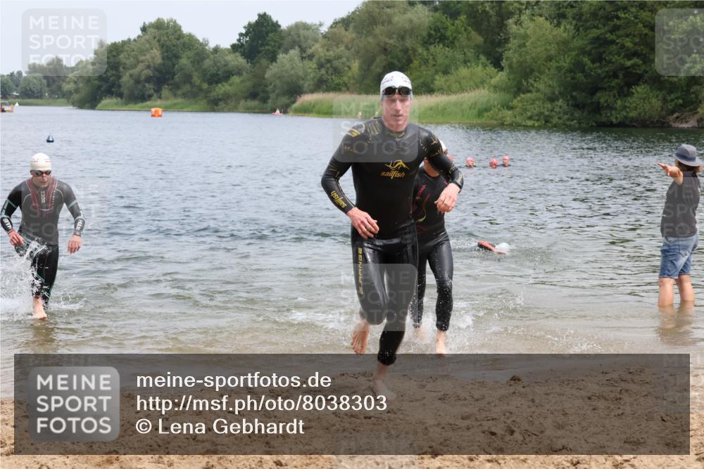 21.06.2025 - 27. Vierlanden-Triathlon Lena Gebhardt http://msf.ph/oto/8038303 15.06.2025 12:10:57 Schwimmen 1044, 1045, 1046, 1047, 1048 meine-sportfotos.de