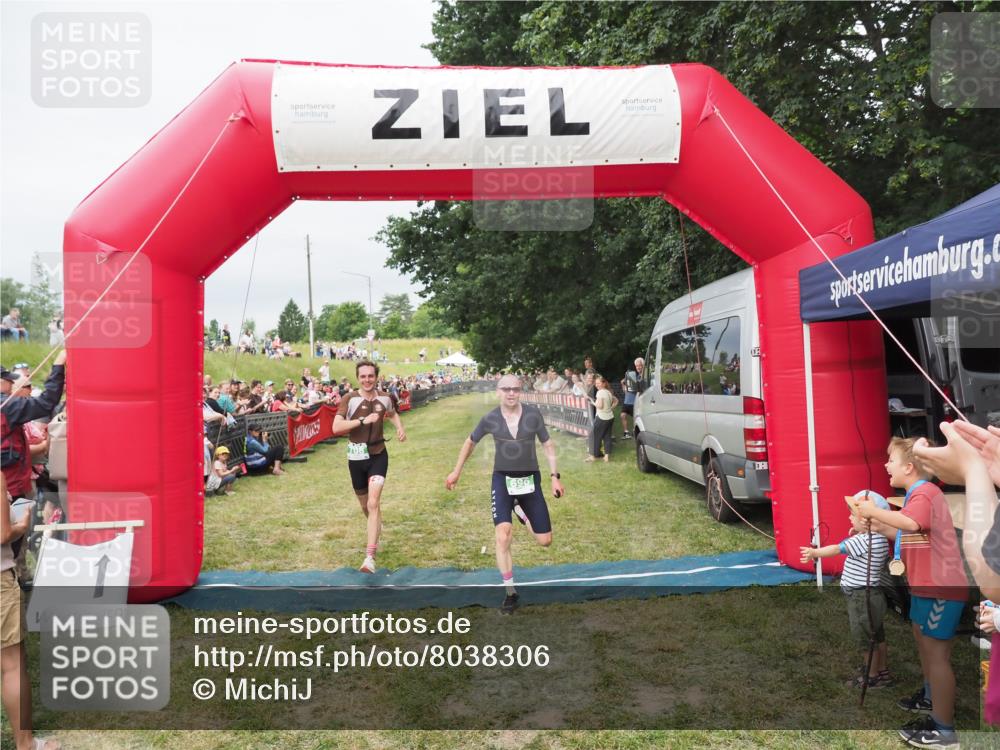 21.06.2025 - 27. Vierlanden-Triathlon MichiJ http://msf.ph/oto/8038306 15.06.2026 13:16:24 Ziel 696, 708 meine-sportfotos.de