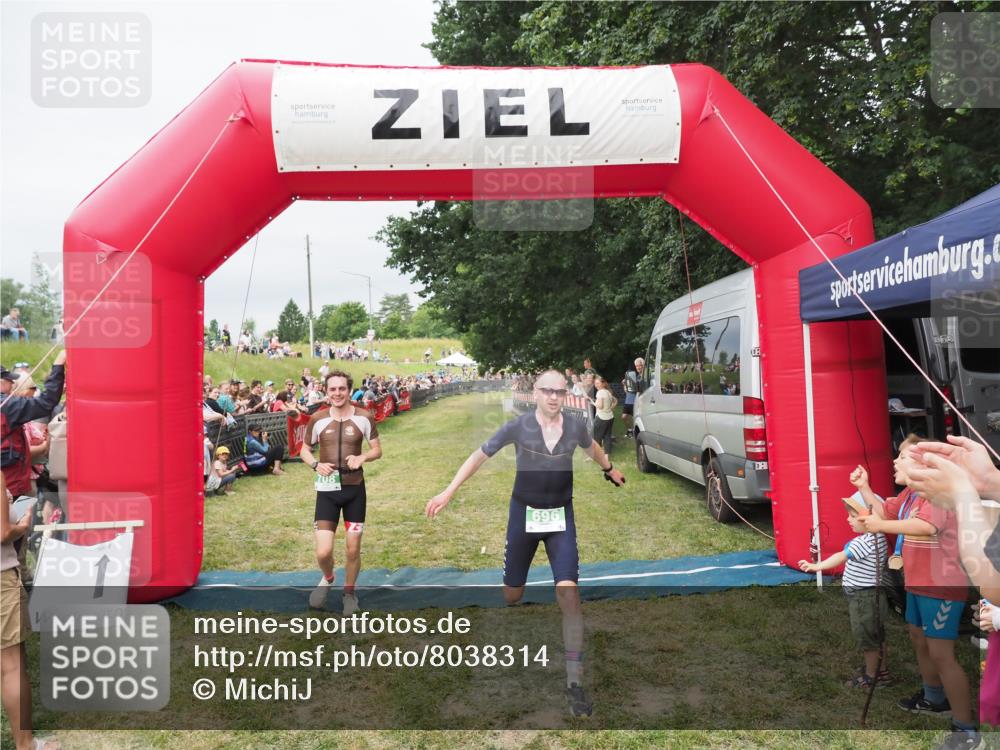 21.06.2025 - 27. Vierlanden-Triathlon MichiJ http://msf.ph/oto/8038314 15.06.2026 13:16:24 Ziel 696, 708 meine-sportfotos.de