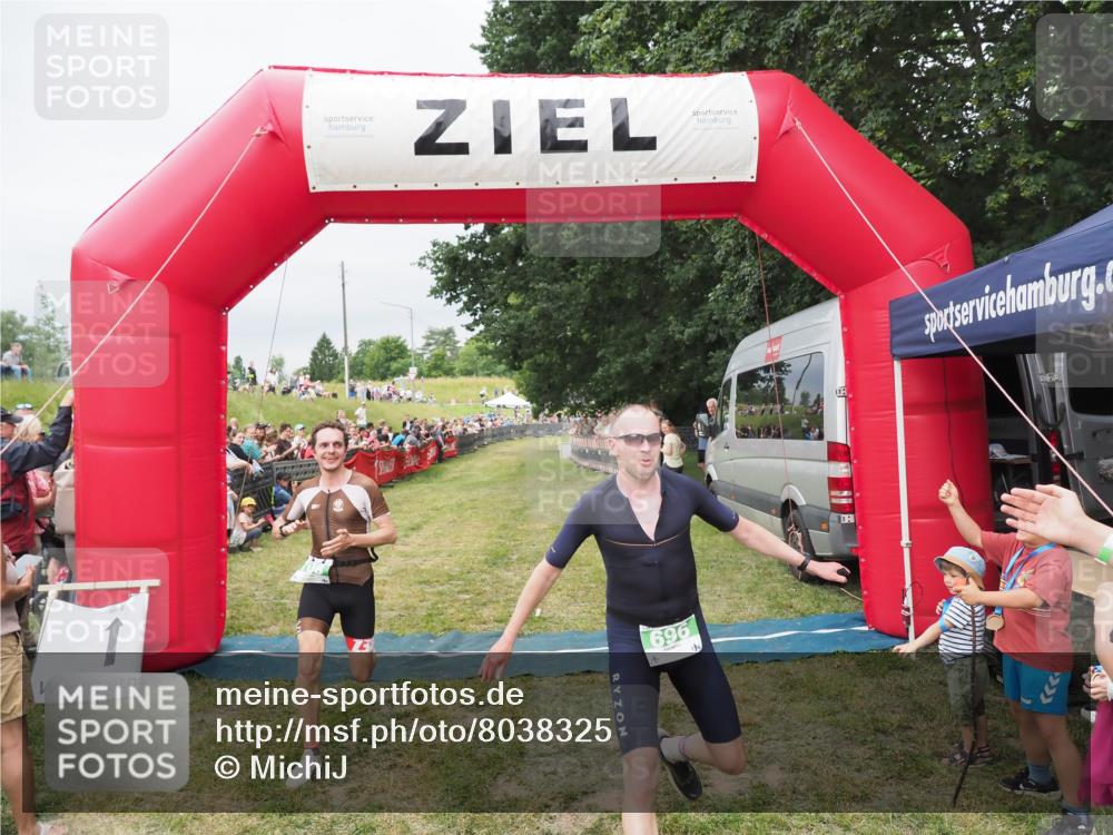 21.06.2025 - 27. Vierlanden-Triathlon MichiJ http://msf.ph/oto/8038325 15.06.2026 13:16:24 Ziel 696, 708 meine-sportfotos.de