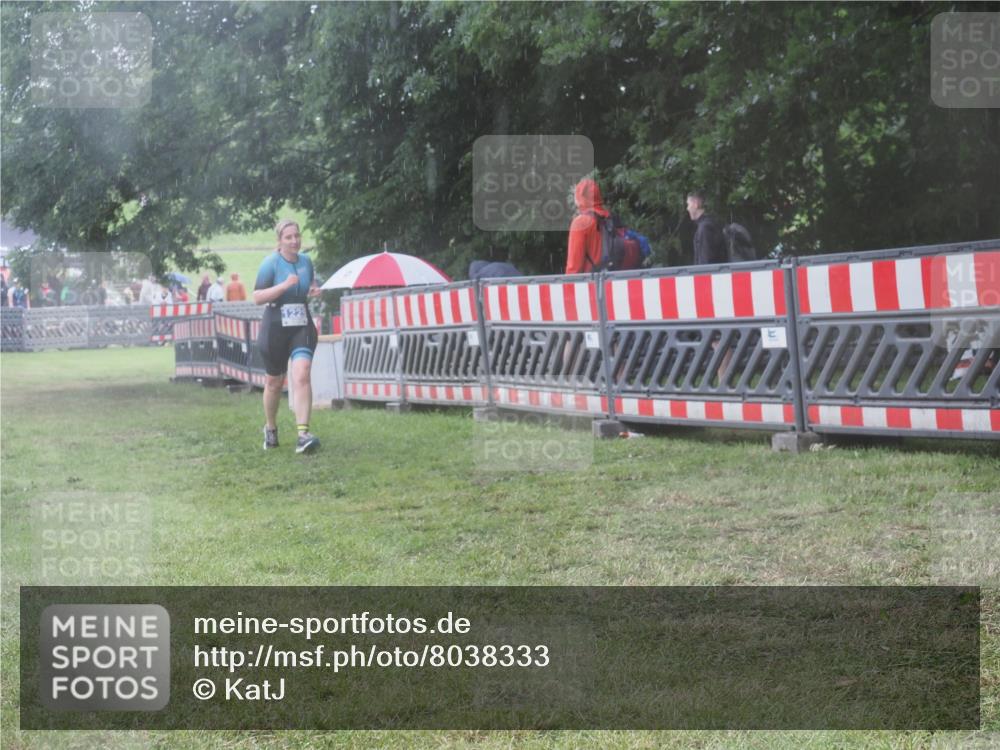 21.06.2025 - 27. Vierlanden-Triathlon KatJ http://msf.ph/oto/8038333 15.06.2025 14:20:34 Ziel 1225 meine-sportfotos.de