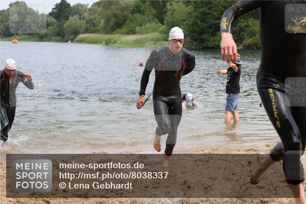 21.06.2025 - 27. Vierlanden-Triathlon Lena Gebhardt http://msf.ph/oto/8038337 15.06.2025 12:10:58 Schwimmen 1044, 1045, 1046, 1047, 1048 meine-sportfotos.de