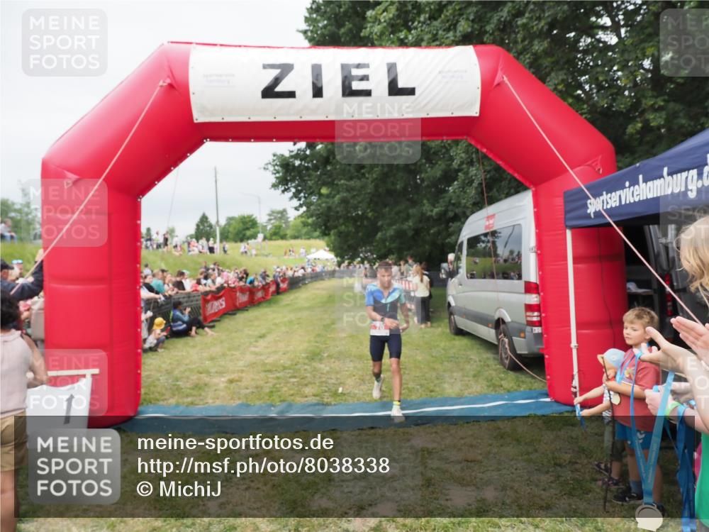 21.06.2025 - 27. Vierlanden-Triathlon MichiJ http://msf.ph/oto/8038338 15.06.2026 13:16:36 Ziel 70 meine-sportfotos.de