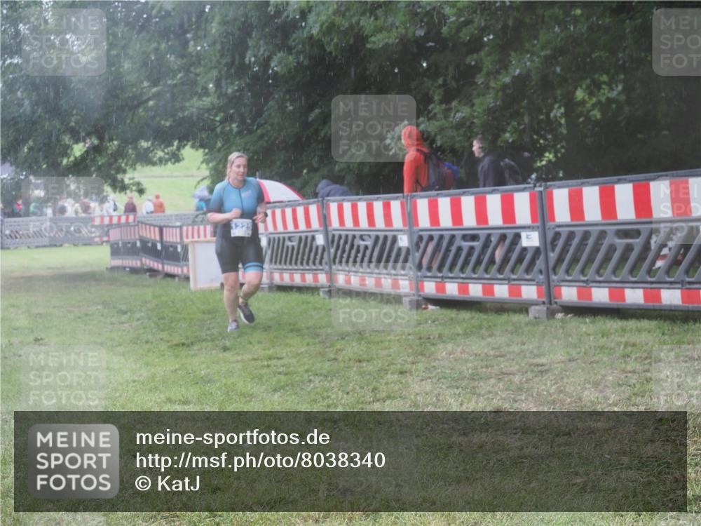 21.06.2025 - 27. Vierlanden-Triathlon KatJ http://msf.ph/oto/8038340 15.06.2025 14:20:34 Ziel 1225 meine-sportfotos.de