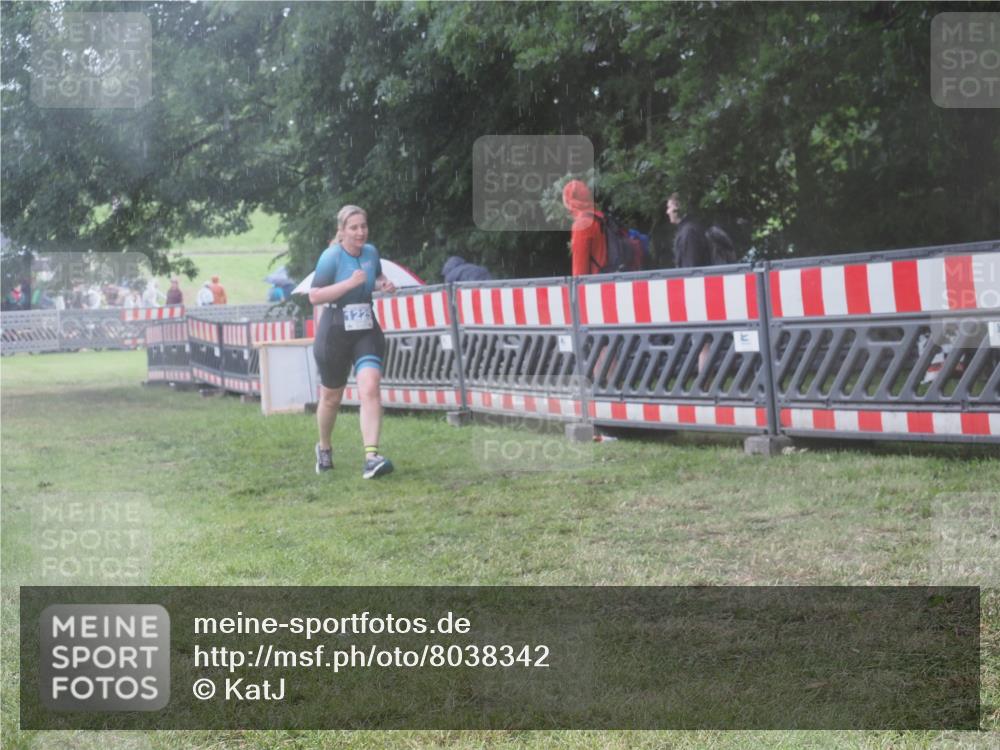 21.06.2025 - 27. Vierlanden-Triathlon KatJ http://msf.ph/oto/8038342 15.06.2025 14:20:34 Ziel 1225 meine-sportfotos.de