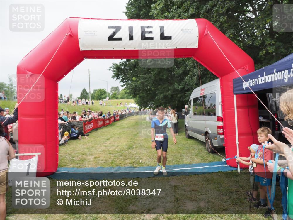 21.06.2025 - 27. Vierlanden-Triathlon MichiJ http://msf.ph/oto/8038347 15.06.2026 13:16:36 Ziel 70 meine-sportfotos.de