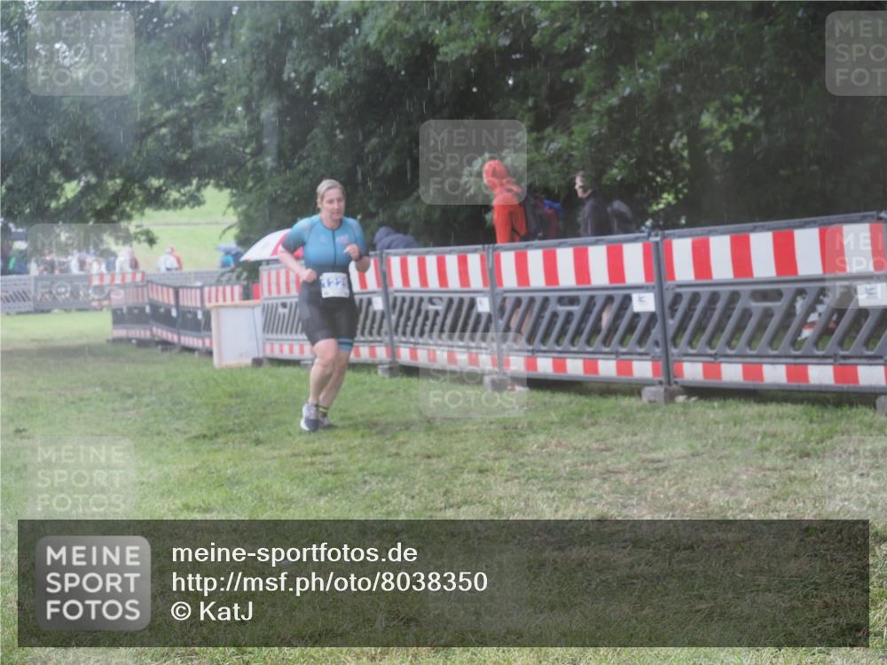 21.06.2025 - 27. Vierlanden-Triathlon KatJ http://msf.ph/oto/8038350 15.06.2025 14:20:35 Ziel 1225 meine-sportfotos.de