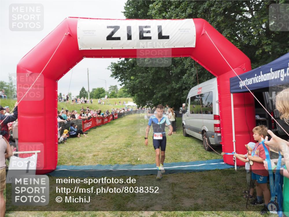 21.06.2025 - 27. Vierlanden-Triathlon MichiJ http://msf.ph/oto/8038352 15.06.2026 13:16:37 Ziel 70 meine-sportfotos.de