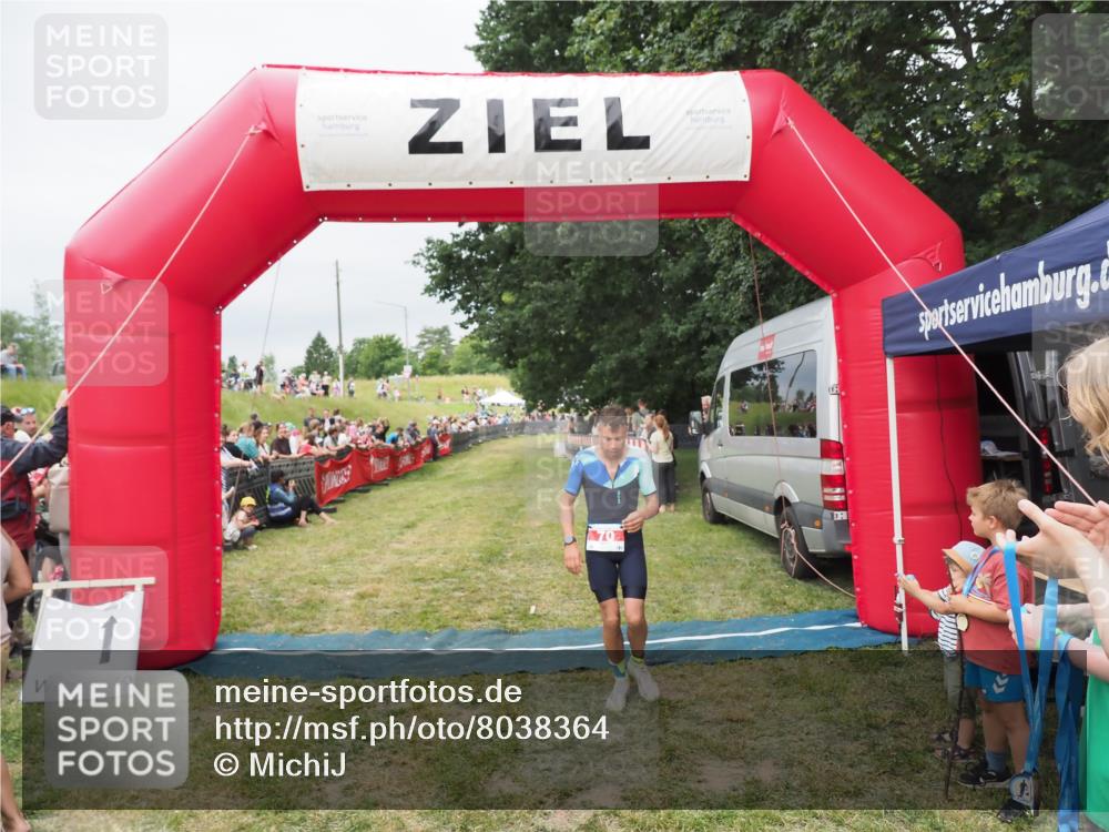 21.06.2025 - 27. Vierlanden-Triathlon MichiJ http://msf.ph/oto/8038364 15.06.2026 13:16:37 Ziel 70 meine-sportfotos.de
