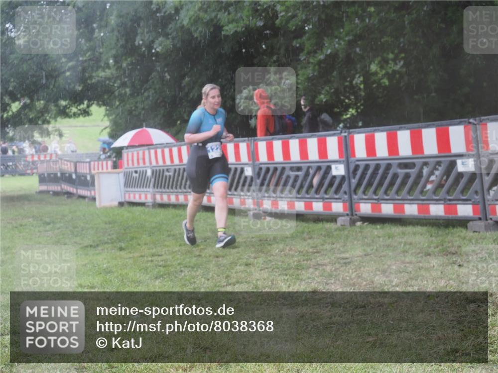21.06.2025 - 27. Vierlanden-Triathlon KatJ http://msf.ph/oto/8038368 15.06.2025 14:20:35 Ziel 1225 meine-sportfotos.de