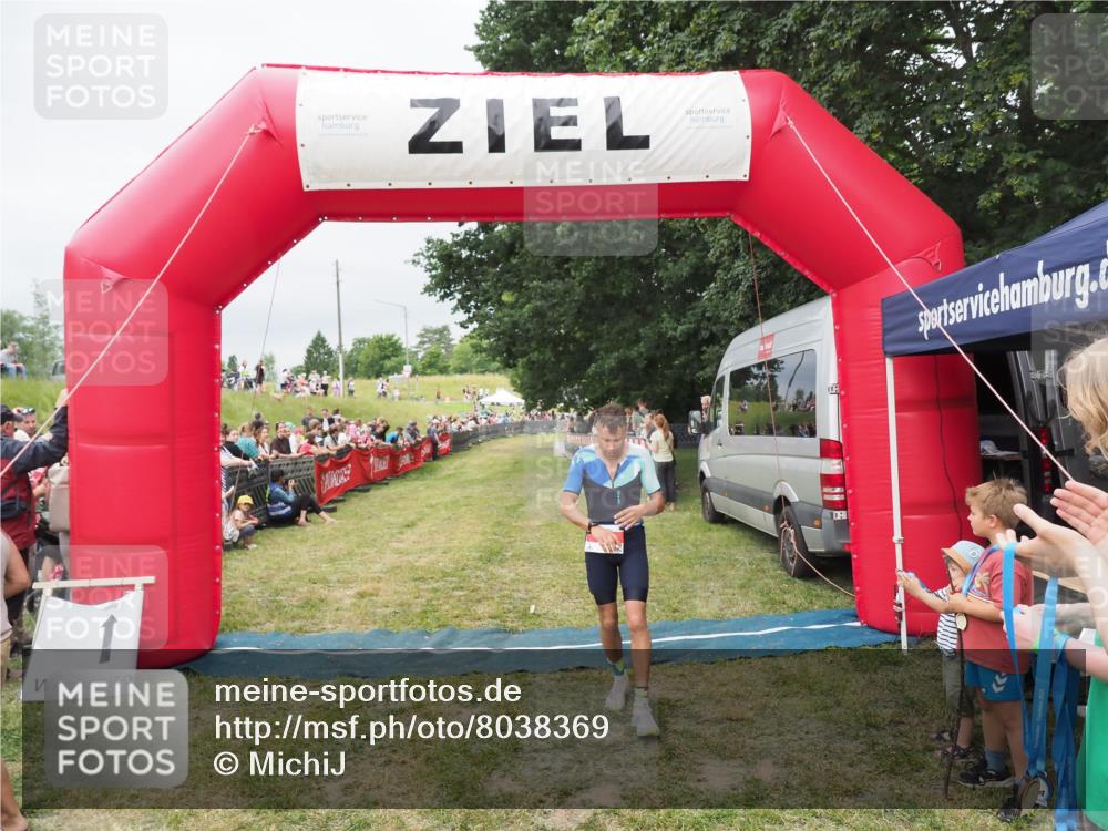 21.06.2025 - 27. Vierlanden-Triathlon MichiJ http://msf.ph/oto/8038369 15.06.2026 13:16:37 Ziel 70 meine-sportfotos.de
