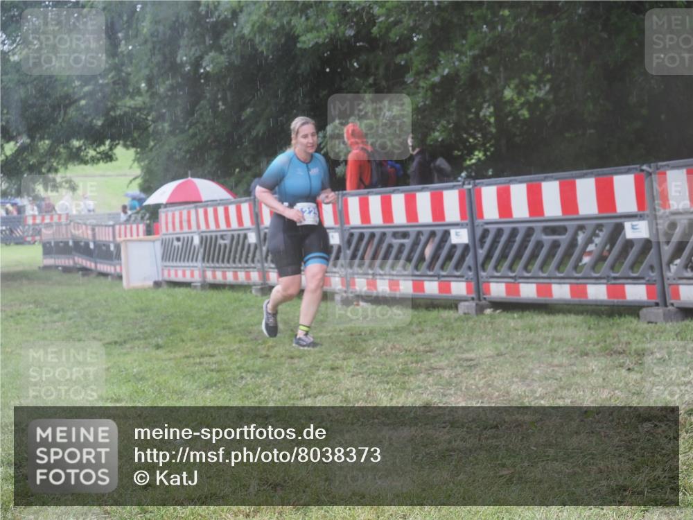 21.06.2025 - 27. Vierlanden-Triathlon KatJ http://msf.ph/oto/8038373 15.06.2025 14:20:35 Ziel 1225 meine-sportfotos.de