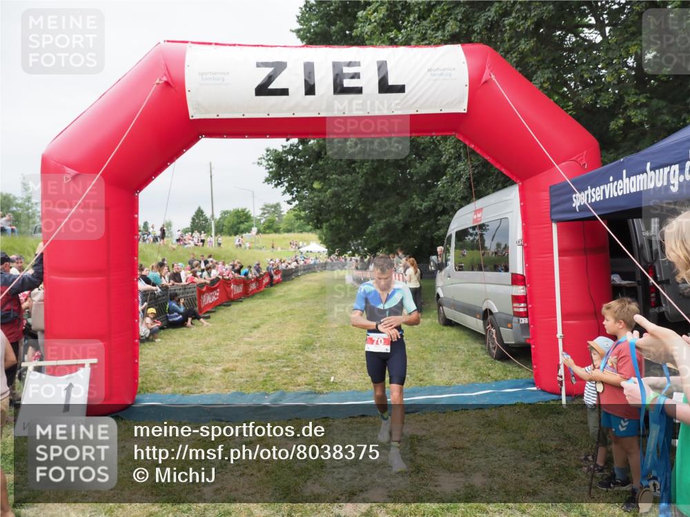 21.06.2025 - 27. Vierlanden-Triathlon MichiJ http://msf.ph/oto/8038375 15.06.2026 13:16:37 Ziel 70 meine-sportfotos.de