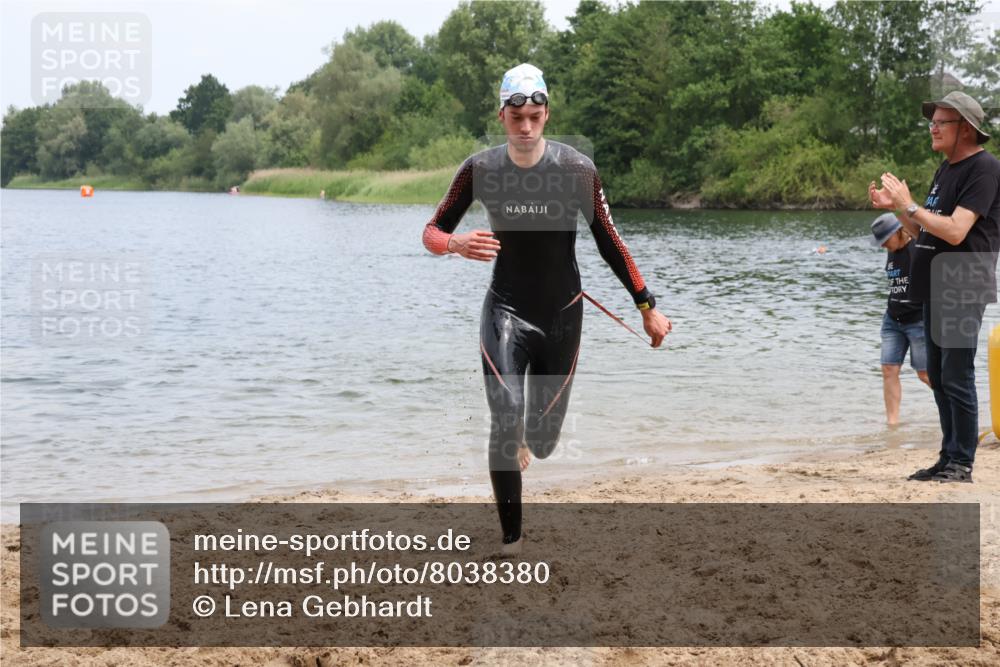 21.06.2025 - 27. Vierlanden-Triathlon Lena Gebhardt http://msf.ph/oto/8038380 15.06.2025 12:11:04 Schwimmen 1044, 1045, 1046, 1047, 1048 meine-sportfotos.de
